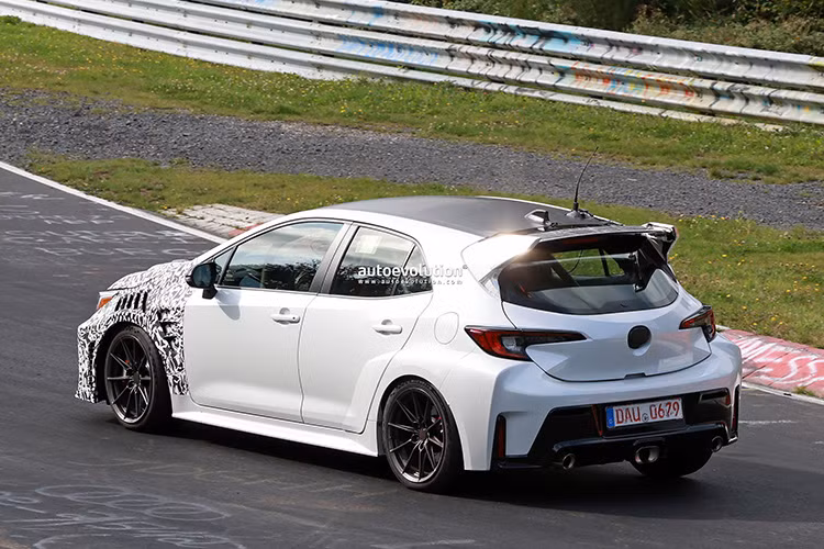 Ở phần sau, xe có thể sở hữu cụm đèn hậu LED thanh mảnh hơn, cánh lướt gió cỡ lớn để tăng tính khí động học và một hệ thống ống xả kép được tinh chỉnh lại nhằm mang đến âm thanh uy lực hơn.