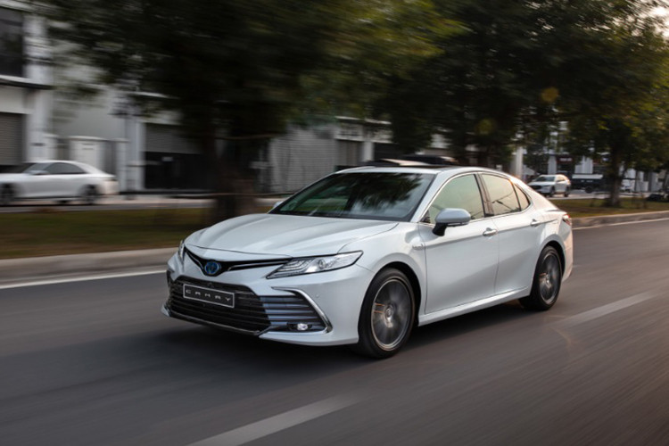 Suc mua oto giam, xe hybrid tai Viet Nam van hut khach