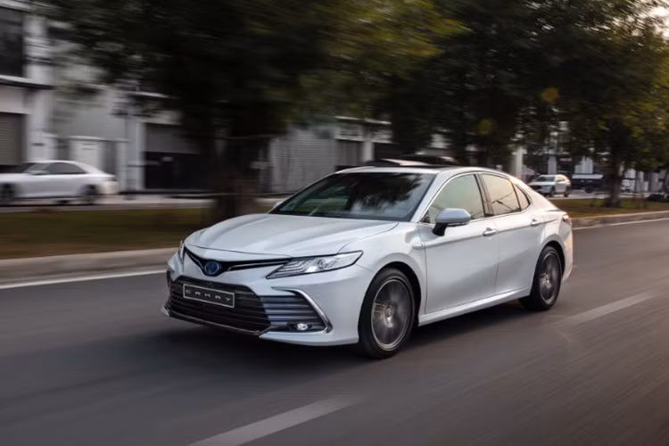 Suc mua oto giam, xe hybrid tai Viet Nam van hut khach