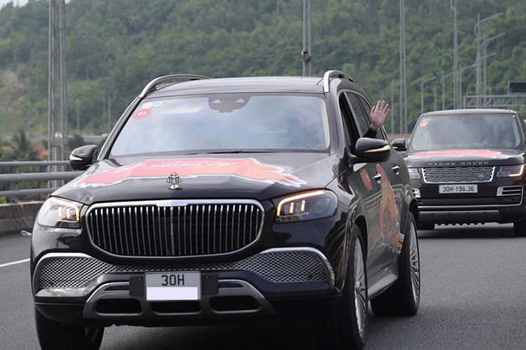 Là 1 người rất thích di chuyển bằng xe ôtô đến các khách sạn của tập đoàn Mường Thanh, ông Lê Thanh Thản đặc biệt "tuyển dụng" những chiếc SUV cao cấp cho mình, 1 trong số này là Mercedes-Maybach GLS 600 siêu sang rẻ nhất thế giới hiện nay, với giá từ hơn 11 tỷ đồng.