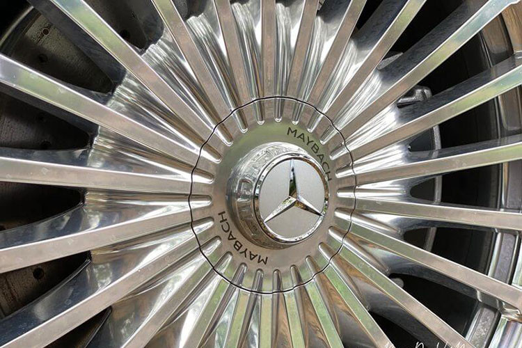 Mercedes-Maybach GLS 600 lần đầu mang đến khái niệm 2 màu sơn cho các khách hàng sử dụng xe Mercedes-Benz, tất nhiên, cái giá phải trả không rẻ. Chiếc Mercedes-Maybach GLS 600 của đại gia Mường Thanh hay sử dụng chỉ có 1 màu duy nhất là đen, đi kèm nhiều chi tiết mạ crôm bóng loáng như lưới tản nhiệt hốc gió trước, mâm hay cản sau, viền nối đèn hậu.