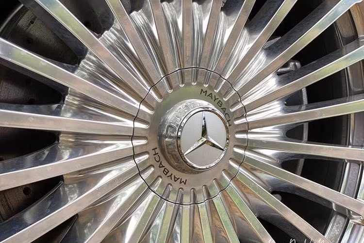 Mercedes-Maybach GLS 600 lần đầu mang đến khái niệm 2 màu sơn cho các khách hàng sử dụng xe Mercedes-Benz, tất nhiên, cái giá phải trả không rẻ. Chiếc Mercedes-Maybach GLS 600 của đại gia Mường Thanh hay sử dụng chỉ có 1 màu duy nhất là đen, đi kèm nhiều chi tiết mạ crôm bóng loáng như lưới tản nhiệt hốc gió trước, mâm hay cản sau, viền nối đèn hậu.