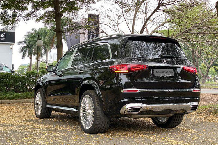 Về sức mạnh, phiên bản Mercedes-Maybach GLS 600 sử dụng khối động cơ xăng V8, tăng áp kép, dung tích 4.0 lít, tạo ra công suất tối đa 558 mã lực tại tua máy 6.000 - 6.500 vòng/phút và mô-men xoắn cực đại 730 Nm tại tua máy từ 2.500 - 5.000 vòng/phút.