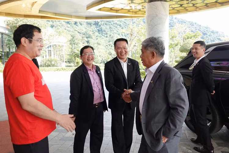 Phiên bản Maybach đầu tiên của GLS, có tên gọi GLS 600 4Matic, đã được ra mắt lần đầu tại triển lãm ô tô Quốc tế Quảng Châu 2019 vào ngày 21/11/2019, điều này cho thấy khách hàng tại Trung Quốc quan trọng đến chừng nào với Mercedes-Benz.