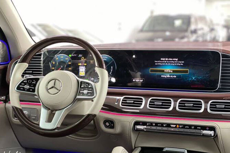 Bên trong xe Mercedes-Maybach GLS 600 của Chủ tịch Mường Thanh có không gian nội thất 4 chỗ với điểm nhấn là 2 ghế thương gia khoang hành khách không chỉ có khoảng duỗi chân thoải mái mà còn có thể ngả 43,5 độ, đi kèm tính năng làm mát, nhớ vị trí, sưởi, cũng như mát-xa.