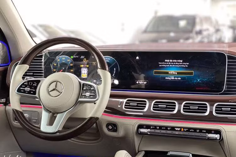 Bên trong xe Mercedes-Maybach GLS 600 của Chủ tịch Mường Thanh có không gian nội thất 4 chỗ với điểm nhấn là 2 ghế thương gia khoang hành khách không chỉ có khoảng duỗi chân thoải mái mà còn có thể ngả 43,5 độ, đi kèm tính năng làm mát, nhớ vị trí, sưởi, cũng như mát-xa.