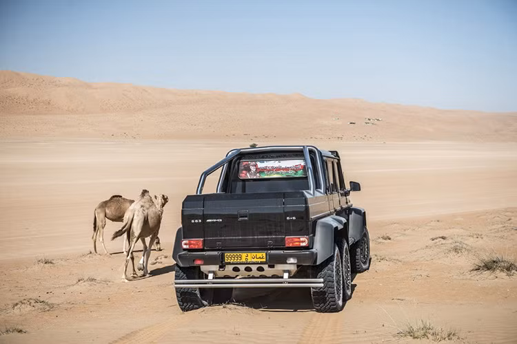 Được biết, nhiếp ảnh gia GFWilliams quen biết với rất nhiều chủ xe khủng và một người bạn sống tại Oman đã nhờ anh thực hiện bộ ảnh với chiếc G63 AMG 6×6 này.