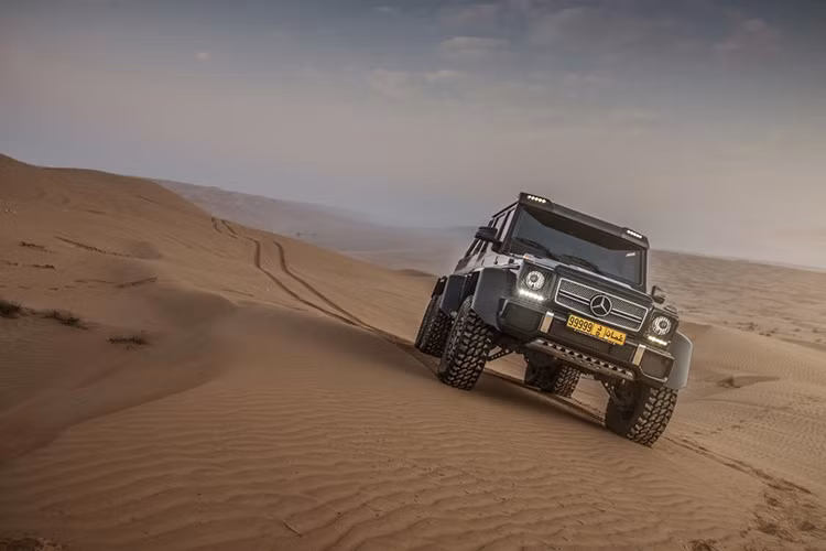 Ngoài ra, 6 bánh xe có kích cỡ 37 inch, đi cùng lốp bản rộng 12,5 inch giúp nó không ngán bất cứ địa hình nào.