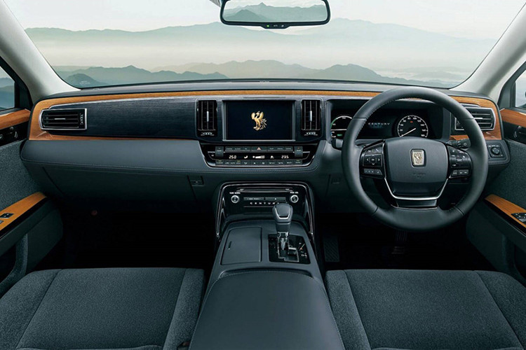 Japanese Nostalgic Car cho biết, chiếc xe mui trần của Nhật Hoàng được phát triển dựa trên Toyota Century thế hệ hiện tại đã lần đầu tiên ra mắt vào năm 2017. So với Century tiêu chuẩn, chiếc Toyota Century Convertible của Nhật hoàng sẽ sở hữu thiết kế gần như giống hệt, trừ phần mui tháo lắp được và đuôi xe khác biệt một chút.