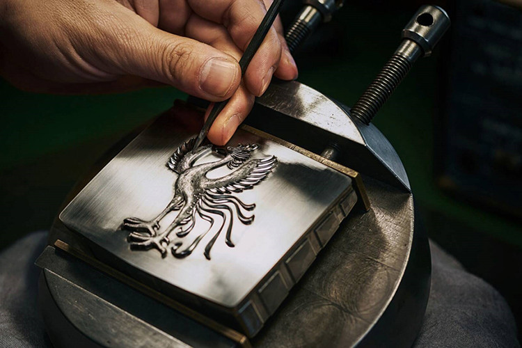 Theo trang tin Japanese Nostalgic Car, chiếc Toyota Century Convertible sẽ được gọi là "xe diễu hành hoàng gia" với nhiệm vụ chở tân Nhật hoàng và Hoàng hậu trên con đường dài 2,9 dặm (khoảng 4,6 km) qua các con phố của thủ đô Tokyo đến Cung điện Akasaka.