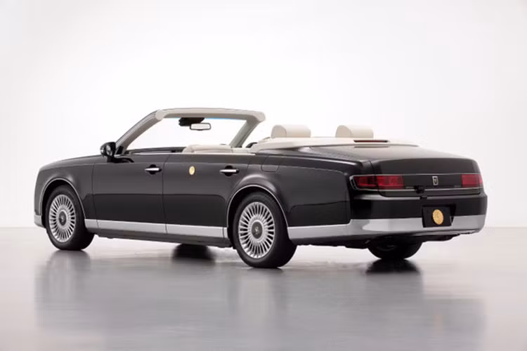 Mãi đến nay, thông tin và hình ảnh của chiếc Toyota Century Convertible độc nhất vô nhị này mới được công bố. Dự kiến, chiếc Toyota Century Convertible này sẽ ra mắt trong lễ đăng quang chính thức của Nhật hoàng Naruhito diễn ra vào ngày 22/10/2019 tới đây.