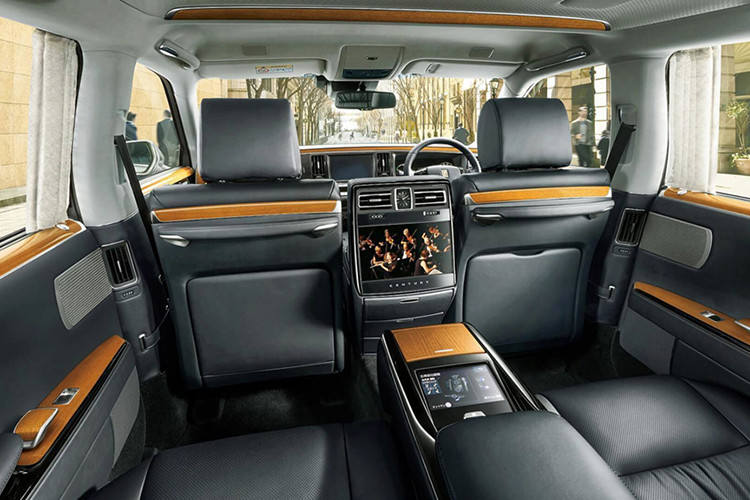 Cũng theo Japanese Nostalgic Car, chiếc xe mui trần đặc biệt này sẽ được trang bị ghế riêng với tựa lưng ngả cố định 25 độ để người dân có thể nhìn rõ các thành viên của Hoàng gia Nhật Bản ngồi bên trong xe. Thêm vào đó, hàng ghế sau của xe còn nằm cao hơn 40 mm so với trang bị trên Toyota Century tiêu chuẩn.