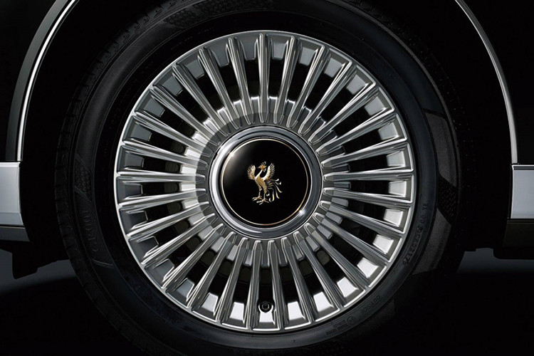 Đây là chiếc xe diễu hành Toyota mới đầu tiên của Hoàng gia Nhật Bản trong vòng 30 năm qua và sẽ thay thế chiếc Rolls-Royce Corniche III đời 1990 vốn mới được dùng trong 2 sự kiện. Xe dự kiến sẽ xuất hiện trong nhiều sự kiện hơn như Thế vận hội Olympic mùa hè năm 2020.