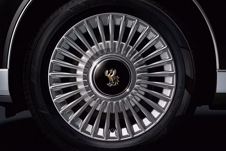 Đây là chiếc xe diễu hành Toyota mới đầu tiên của Hoàng gia Nhật Bản trong vòng 30 năm qua và sẽ thay thế chiếc Rolls-Royce Corniche III đời 1990 vốn mới được dùng trong 2 sự kiện. Xe dự kiến sẽ xuất hiện trong nhiều sự kiện hơn như Thế vận hội Olympic mùa hè năm 2020.