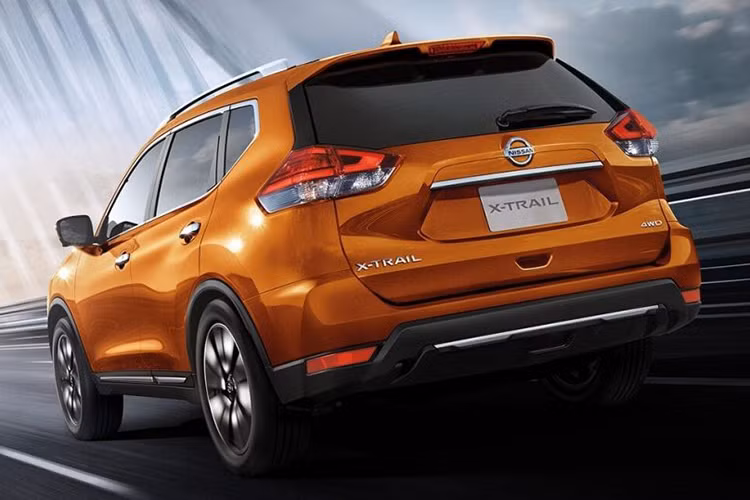 Trong khi đó, các phiên bản hybrid sử dụng động cơ xăng 4 xi-lanh, dung tích 2.0 lít, tạo ra công suất tối đa 144 mã lực tại tua máy 6.000 vòng/phút và mô-men xoắn cực đại 200 Nm tại tua máy 4.400 vòng/phút. Động cơ kết hợp với mô-tơ điện, bổ sung công suất 41 mã lực và mô-men xoắn 160 Nm. Cả hai tùy chọn động cơ này đều đồng hành với hộp số biến thiên vô cấp CVT với chế độ số sàn.