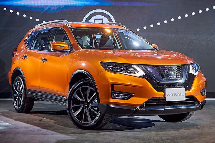 Dù ở bản trang bị nào, Nissan X-Trail bản nâng cấp cho năm 2019 cũng đi kèm đầu xe mới với lưới tản nhiệt V-Motion và cản trước cải tiến. Thêm vào đó là cụm đèn pha mới với dải đèn LED định vị ban ngày. Trong khi đó, đằng sau Nissan X-Trail 2019 xuất hiện cản va mới và cụm đèn hậu LED với họa tiết hình boomerang. Nẹp cửa mạ crôm là điểm mới. 