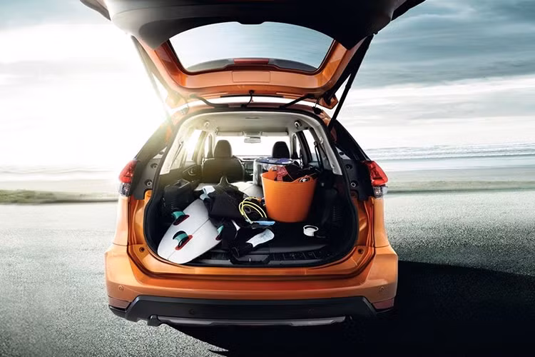 Bên dưới nắp capô của của mẫu xe SUV Nissan X-Trail 2019 tại thị trường Thái Lan là động cơ xăng 4 xi-lanh, dung tích 2,5 lít với công suất tối đa 171 mã lực tại tua máy 6.000 vòng/phút và mô-men xoắn cực đại 233 Nm tại tua máy 4.000 vòng/phút.