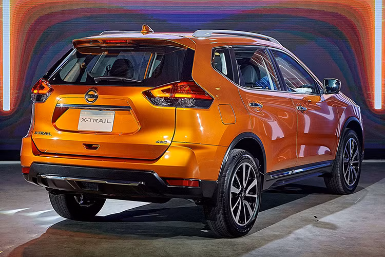 Riêng bản 2.5VL 4WD được trang bị bộ vành hợp kim nhôm phối 2 tông màu với đường kính 19 inch mới. Ngoài ra, Nissan X-Trail 2019 tại Thái Lan còn được bổ sung các màu sơn ngoại thất mới. Tổng cộng, xe có 6 màu sơn ngoại thất là cam Monarch Orange, đỏ Radiant Red, đen Black Star, trắng Storm White, bạc Brilliant Silver và xám Deep Iris Grey.
