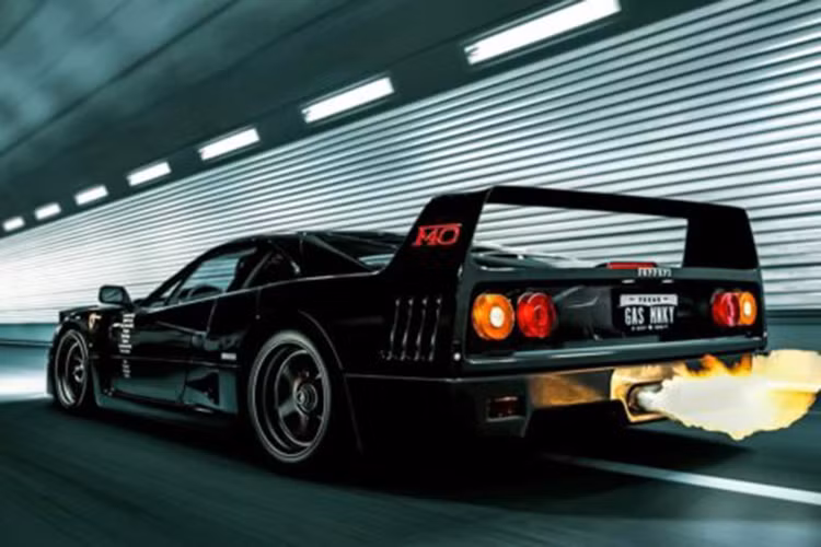 Sau đó, Gas Monkey Garage đã sửa lại chiếc siêu xe này và còn trang bị thêm nhiều đồ chơi khác bao gồm cặp TurboCharger cho động cơ V8 dung tích 2.8 lít của xe. Gói ly hợp Kevlar, ống xả Tubi, giảm xóc có thể điều chỉnh của Penke Racing và bánh xe HRE...