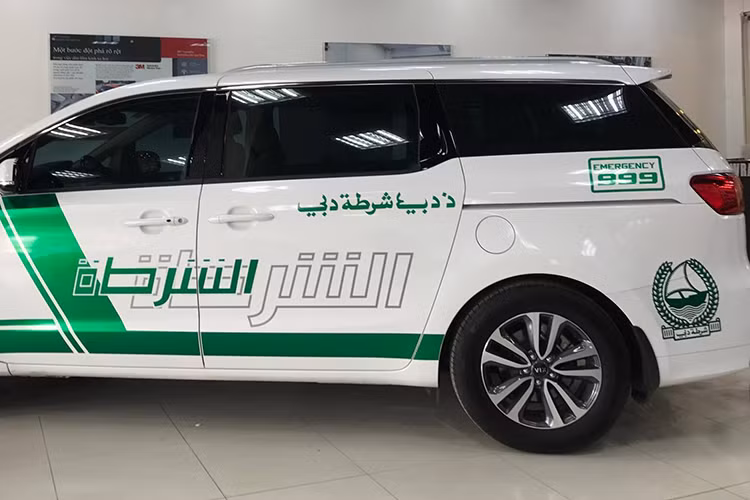 Kia Grand Sedona được trang bị hệ thống giải trí với màn hình hiển thị đa thông tin LCD 7”, DVD kết hợp GPS, các cổng kết nối USB, AUX giúp kết nối các thiết bị bên ngoài, kết nối Bluetooth. Hệ thống âm thanh Infinity 8 loa, hệ thống điều hòa tự động 3 vùng độc lập với chức năng lọc ion, các cửa gió được bố trí đầy đủ cho cả 3 hàng ghế.