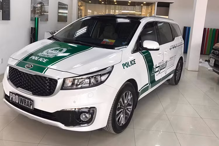 Chiếc xe Kia Grand Sedona màu trắng được dán decal lại theo phong cách của lực lượng cảnh sát Dubai. Cụ thể màu chủ đạo của bộ tem là mầu xanh lá cây, đi cùng chữ màu trắng. Có thể coi đây là chiếc Kia Grand Sedona đầu tiên tại Việt Nam theo đuổi phong cách táo bạo này. Ngoài bộ tem ra thì mọi thứ trên chiếc xe hiện vẫn đang là nguyên bản.