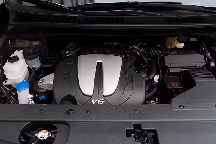 Trong đó, phiên bản máy xăng sử dụng động cơ Lambda 3.3L MPI với 6 xilanh đối xứng dung tích 3.342cc cho công suất cực đại lên đến 266Hp/6.400 vòng/phút, mômen xoắn cực đại 318Nm/5.200 vòng/phút. Phiên bản máy dầu sử dụng động cơ 2.2L CRDi 4 xilanh thẳng hàng dung tích 2.199cc cho công suất cực đại 190Hp/3.800 vòng/phút và mômen xoắn cực đại 440Nm/1.750~2.750 vòng/phút.