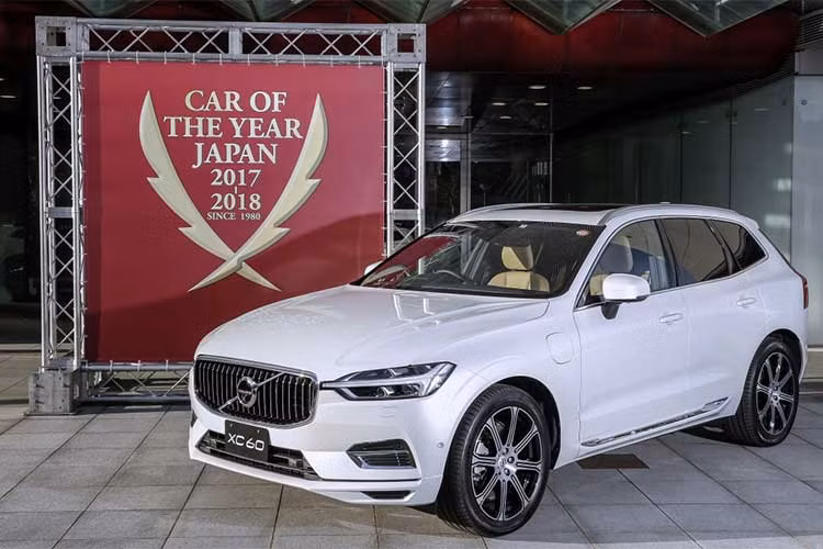 Xuất sắc vượt qua Toyota Camry và BMW 5-Series, chiếc crossover đến từ Thụy Điển Volvo XC60 2018 mới đã được xướng tên tại hạng mục giải thưởng “Car of the Year” tại thị trường Nhật Bản. Đặc biệt hơn cả, đây là lần thứ hai trong lịch sử giải thưởng này, một mẫu xe nhập khẩu đã xuất sắc đánh bại các dòng xe Nhật Bản. 