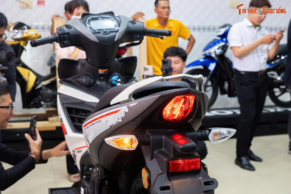 Mẫu xe amaha 135LC nhập khẩu này có thiết kế dàn áo cứng cáp, độ hoàn thiện khá tốt. Yên cao 775 mm, phân tầng nhẹ, đuôi xe vuốt nhọn cá tính. Phiên bản SE có vành sơn vàng, giỏ chứa đồ nhỏ đặt phía trước yên và tích hợp cổng sạc USB cho điện thoại.