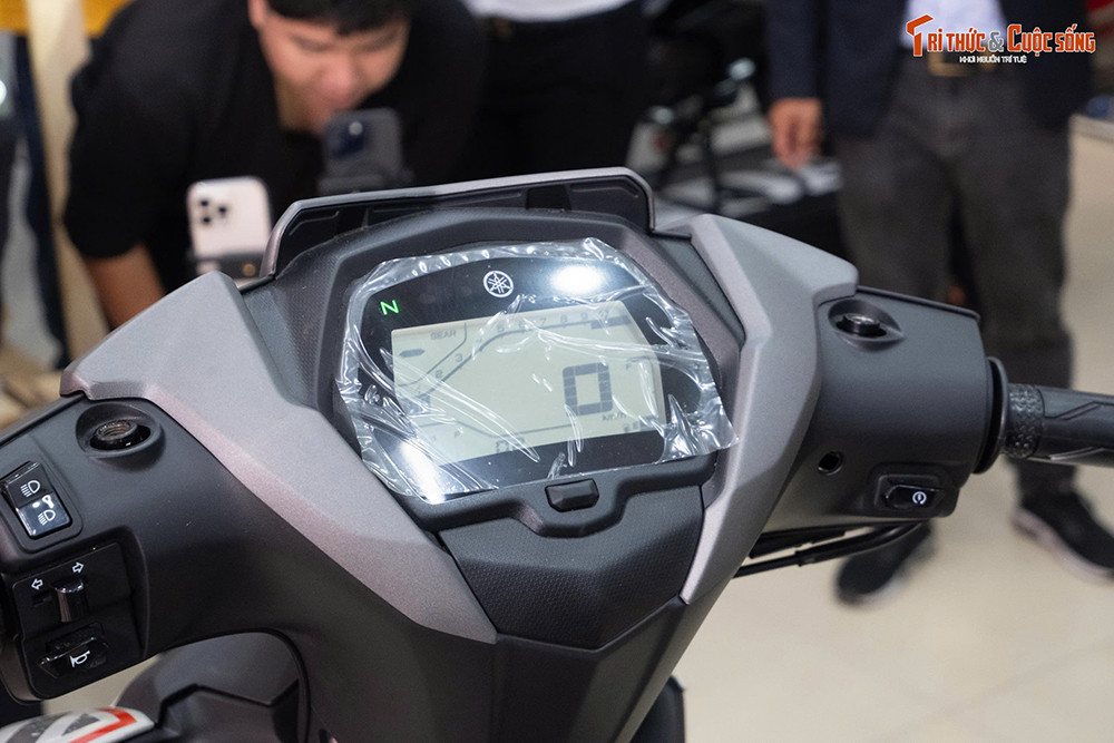 Giống như "người anh em" Exciter 155 đang bán ở Việt Nam, Yamaha 135LC nhập khẩu cũng có đồng hồ tốc độ kỹ thuật số. Các nút bấm trên xe đơn giản, dễ sử dụng và không có quá nhiều khác biệt so với Exciter.