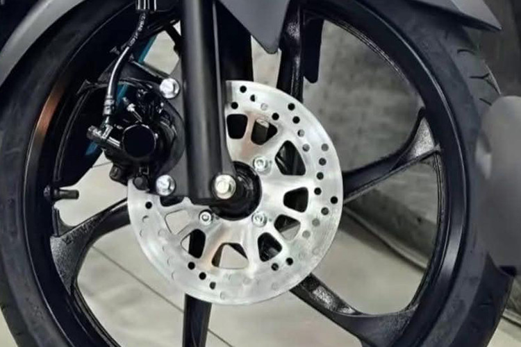 Tuy nhiên, mẫu xe này chưa được trang bị hệ thống phanh chống bó cứng ABS dù cả bánh trước và sau đều sử dụng phanh đĩa. Hệ thống treo sử dụng phuộc ống lồng ở phía trước với giảm xóc đơn có thể điều chỉnh ở phía sau giống như phiên bản bán tại Việt Nam. 