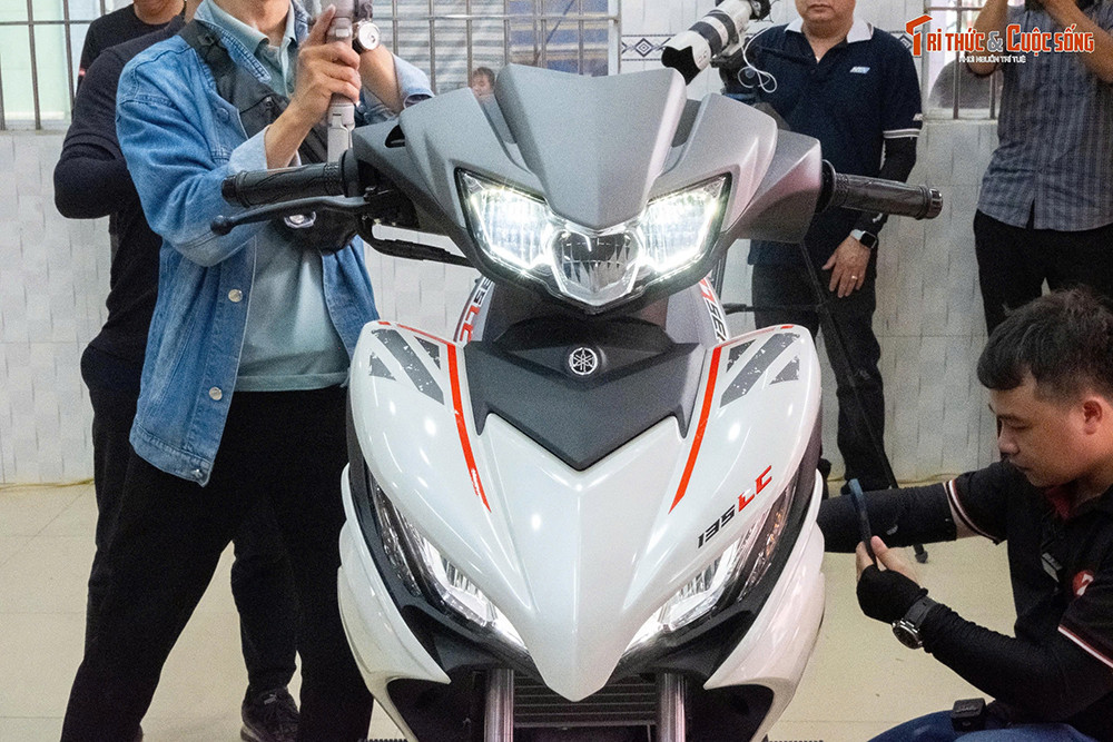 So với Exciter 135 từng bán tại Việt Nam, Yamaha 135LC vẫn giữ nguyên thiết kế tổng thể nhưng có một số nâng cấp đáng chú ý. Xe sở hữu phần đầu mới với đèn LED tương tự Exciter 150 đời 2019, mặt nạ trước được tinh chỉnh, cụm đèn hậu lấy cảm hứng từ Exciter 155.