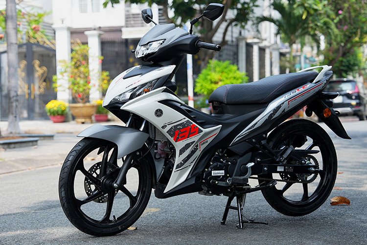 Yamaha 135LC được xem là thế hệ tiếp theo của Exciter 135 - dòng xe đã bị khai tử tại Việt Nam vào năm 2014 để nhường chỗ cho Exciter 150. Với thiết kế nhỏ gọn, động cơ bền bỉ, êm ái cùng bộ côn nhẹ, Exciter 135 thế hệ cũ hiện vẫn được nhiều người dùng VIệt săn đón trên thị trường xe máy cũ.