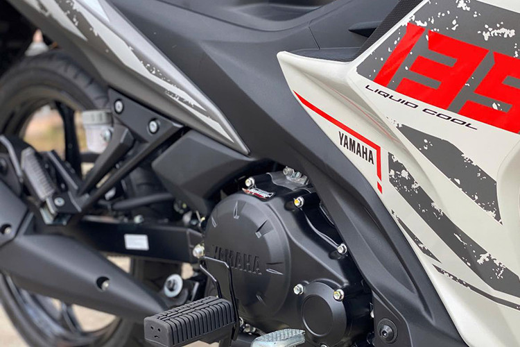 Yamaha 135LC sử dụng động cơ xy-lanh đơn, dung tích 135cc, 4 thì, SOHC, sản sinh công suất 9,3 kW tại 8.000 vòng/phút và mô-men xoắn cực đại 12,2 Nm tại 6.000 vòng/phút, đạt chuẩn khí thải Euro4. Xe trang bị hộp số 4 cấp và không có côn tay.