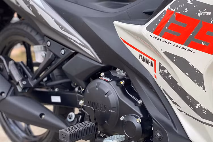 Yamaha 135LC sử dụng động cơ xy-lanh đơn, dung tích 135cc, 4 thì, SOHC, sản sinh công suất 9,3 kW tại 8.000 vòng/phút và mô-men xoắn cực đại 12,2 Nm tại 6.000 vòng/phút, đạt chuẩn khí thải Euro4. Xe trang bị hộp số 4 cấp và không có côn tay.