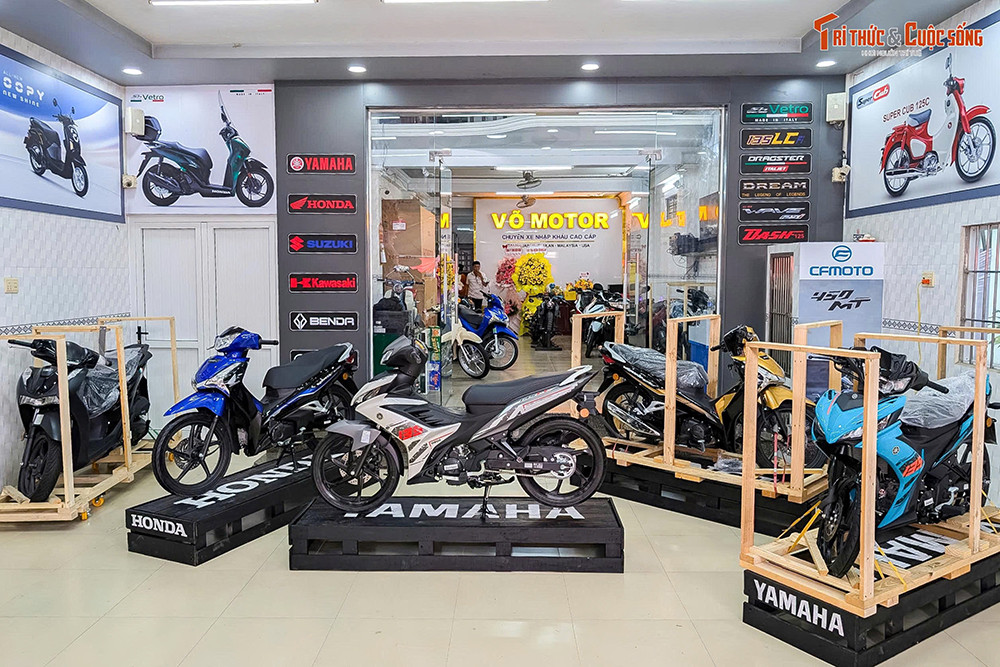 Theo đại diện của nhà phân phối, mẫu xe máy Yamaha 135LC 2025 sẽ có hai phiên bản gồm bản tiêu chuẩn và bản 135LC SE, đi kèm nhiều tùy chọn màu sắc khác nhau. Hiện một số đại lý đã bắt đầu nhận đặt cọc và dự kiến giao xe vào tháng 4/2025.