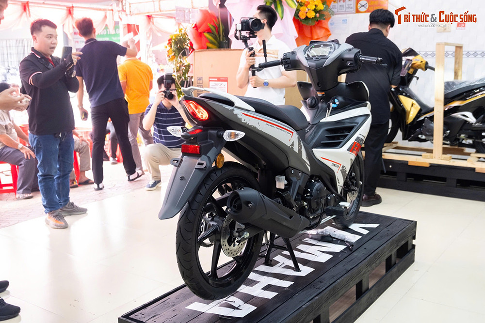Về kiểu dáng, mẫu xe của Yamaha có nhiều nét tương đồng với Exciter 135 đời 2011 từng bán tại Việt Nam. Về kích thước, xe có thông số chiều dài x rộng x cao tương ứng là 1.945 x 690 x 1.095 mm, trục cơ sở dài 1.255 mm. So với Exciter 155, xe ngắn hơn 10 mm, rộng hơn 25 mm và cao hơn 10 mm.