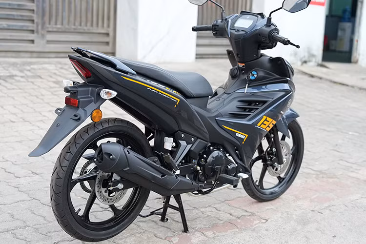 Theo phía nhà phân phối xe máy nhập khẩu cho biết, Yamaha 135LC mang giá trị hoài niệm và thuộc hàng hiếm trên thị trường do không còn được phân phối chính hãng. Giá bán cao chỉ dành cho một nhóm nhỏ khách hàng mạnh về tài chính và ưa thích cá tính riêng của chiếc xe. 