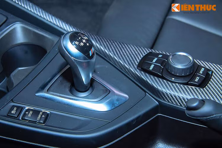 Xe được trang bị động cơ 6 xy-lanh, tăng áp kép, dung tích 3.0 lít, sản sinh công suất tối đa 365 mã lực tại vòng tua máy 6.500 vòng/phút và mô-men xoắn cực đại 465 Nm tại vòng tua máy từ 1.400 đến 5.560 vòng/phút. Kết hợp cùng hộp số tự động 7 cấp ly hợp kép, xe có thể tăng tốc từ 0-100 km/h chỉ trong vòng 4,2 giây, vận tốc tối đa 250 km/h.