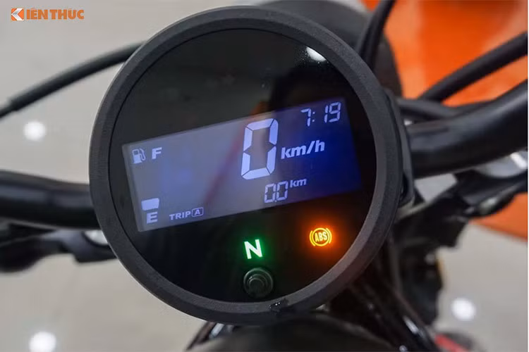 Dù là một mẫu xe thế hệ mới, tuy nhiên toàn bộ dàn đèn trước của xe vẫn sử dụng bóng sợi đốt thay vì công nghệ LED. Phía trên ghi-đông là cụm đồng hồ hình tròn cổ điển, tuy nhiên lại hiển thị bằng một màn hình LCD đơn sắc duy nhất. Nằm bên dưới màn hình là một số đèn báo nhỏ cùng nút chuyển giữa các chế độ hiển thị của đồng hồ.