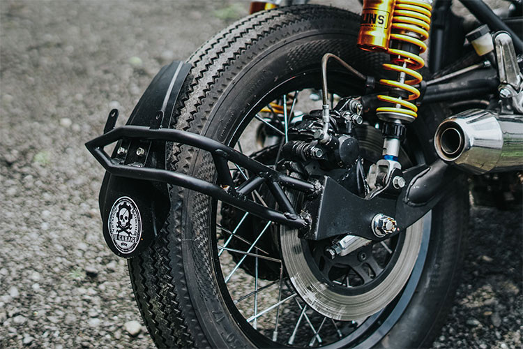 Ngoài ra, xe cũng đã được thay lại bộ bánh căm 17 inch và vỏ classic cổ điển, những chi tiết nâng cấp tưởng như đơn giản này lại góp phần khá tích cực cho việc lên dáng cũng như vận hành của Honda CB750 độ.