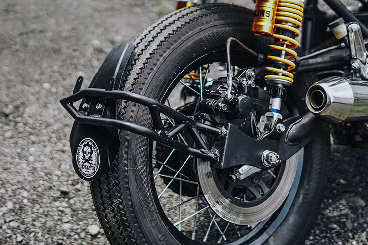 Ngoài ra, xe cũng đã được thay lại bộ bánh căm 17 inch và vỏ classic cổ điển, những chi tiết nâng cấp tưởng như đơn giản này lại góp phần khá tích cực cho việc lên dáng cũng như vận hành của Honda CB750 độ.