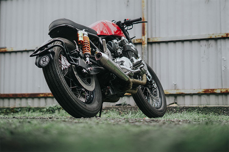 Mới đây nhất tại Việt Nam, xưởng độ xe máy tại Sài Gòn mang tên Tự Thanh Đa cũng đã vừa hoàn thành xong một mẫu cafe racer cổ điển được "chế cháo" từ một chiếc Honda CB750 đồng nát. Nó được sản xuất cách đây khoảng 37 năm - tức là chiếc Honda CB750 đời 1981.