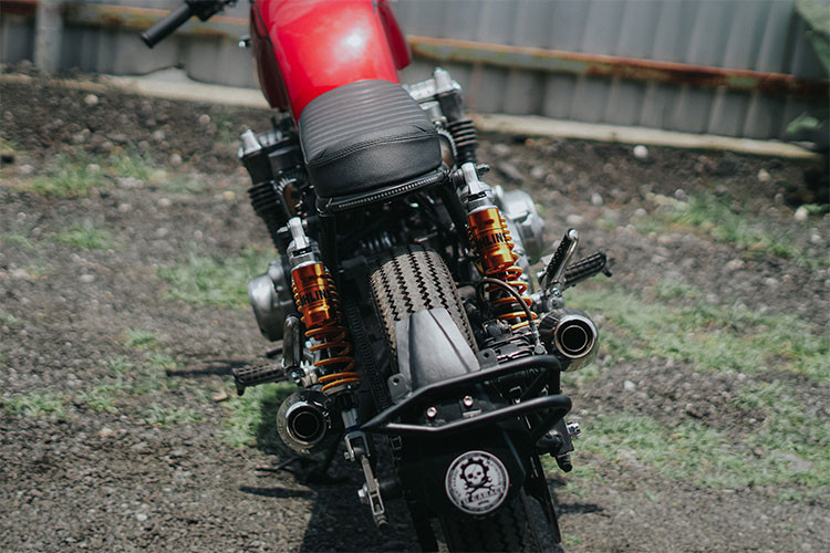 Khí thải của động cơ được dẫn ra cặp pô "quả chùy" đối xứng 2 bên thân xe, được chế từ pô nguyên bản của Honda. Ở phía sau, chiếc xe cũng có chi tiết nâng cấp đáng giá là phuộc Ohlins bình dầu rời.