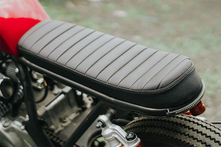 Theo đúng phong cách cafe racer, chiếc xe đã được trang bị phần đuôi với "gò" nổi khí động học và mêm thiết kế thủ công. Một dải LED được tích hợp vào phần khung phụ phía sau, đóng vai trò là đèn tín hiệu.