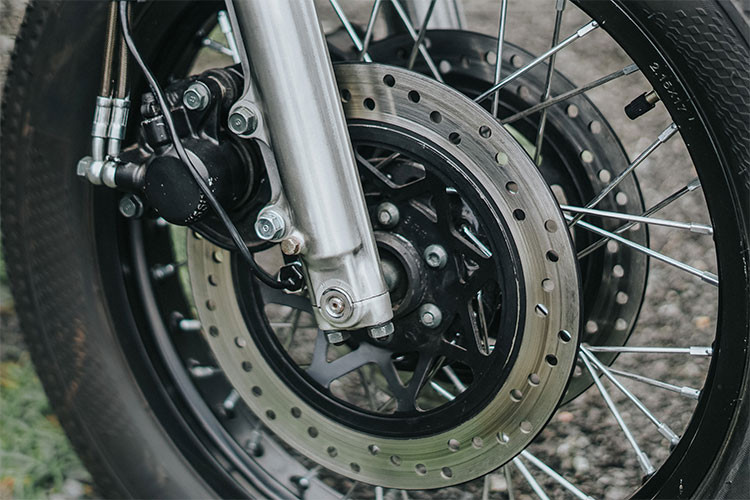 Ở dàn chân trước, hệ thống phuộc ống lồng trước của xe vẫn được giữ nguyên nhưng được tinh chỉnh lại giúp hoạt động ổn định hơn. Trên bản độ này, Tự Thanh Đa đã giữ nguyên hệ thống phanh đĩa đôi trước và đơn sau và cặp mâm vành nan được làm mới thay cho nguyên bản.