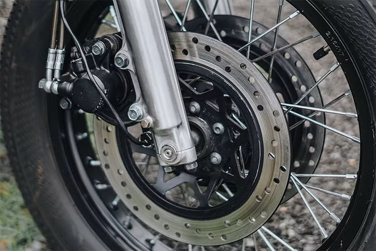 Ở dàn chân trước, hệ thống phuộc ống lồng trước của xe vẫn được giữ nguyên nhưng được tinh chỉnh lại giúp hoạt động ổn định hơn. Trên bản độ này, Tự Thanh Đa đã giữ nguyên hệ thống phanh đĩa đôi trước và đơn sau và cặp mâm vành nan được làm mới thay cho nguyên bản.