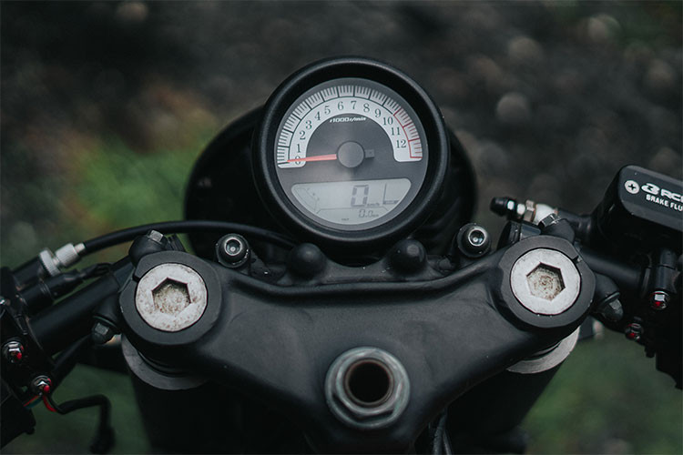 Theo đúng phong cách cafe racer, chiếc xe được trang bị cặp tay lái clip-on góc lái nhỏ và đặt thấp. Nằm phía trên chảng 3 là đồng hồ cỡ nhỏ chỉ hiển thị vòng tua máy và tốc độ trên một màn hình lcd đơn sắc cỡ nhỏ.