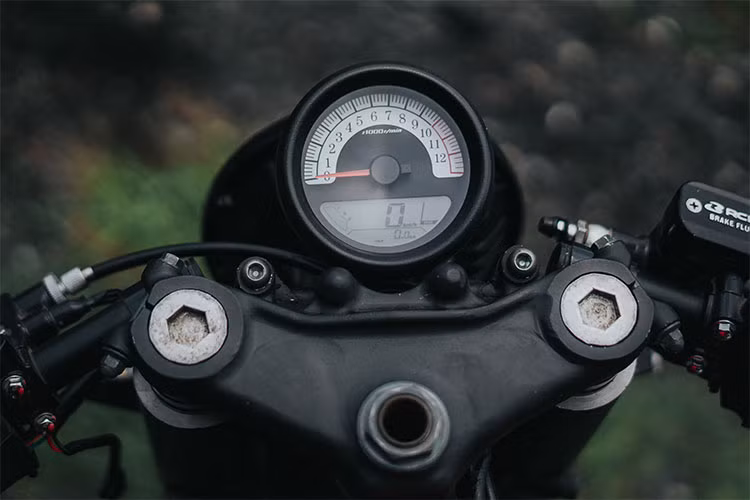 Theo đúng phong cách cafe racer, chiếc xe được trang bị cặp tay lái clip-on góc lái nhỏ và đặt thấp. Nằm phía trên chảng 3 là đồng hồ cỡ nhỏ chỉ hiển thị vòng tua máy và tốc độ trên một màn hình lcd đơn sắc cỡ nhỏ.