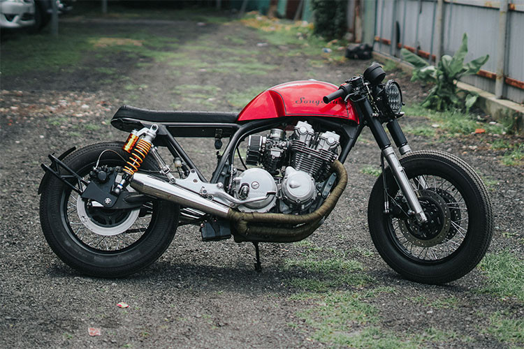 Với động cơ 4 xi-lanh mạnh mẽ và bộ khung hoàn hảo để lên nhiều dáng khác nhau, những chiếc xe môtô Honda CB750 không chỉ được dân độ xe trên toàn Thế giới ưa chuộng - mà ở Việt Nam, phong trào độ dòng xe này cũng đã thành một trào lưu thậm chí nó như một "kim chỉ nam" cho các tay chơi đam mê dòng cafe racer.