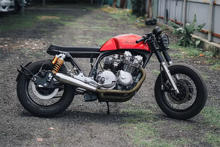 Với động cơ 4 xi-lanh mạnh mẽ và bộ khung hoàn hảo để lên nhiều dáng khác nhau, những chiếc xe môtô Honda CB750 không chỉ được dân độ xe trên toàn Thế giới ưa chuộng - mà ở Việt Nam, phong trào độ dòng xe này cũng đã thành một trào lưu thậm chí nó như một "kim chỉ nam" cho các tay chơi đam mê dòng cafe racer.